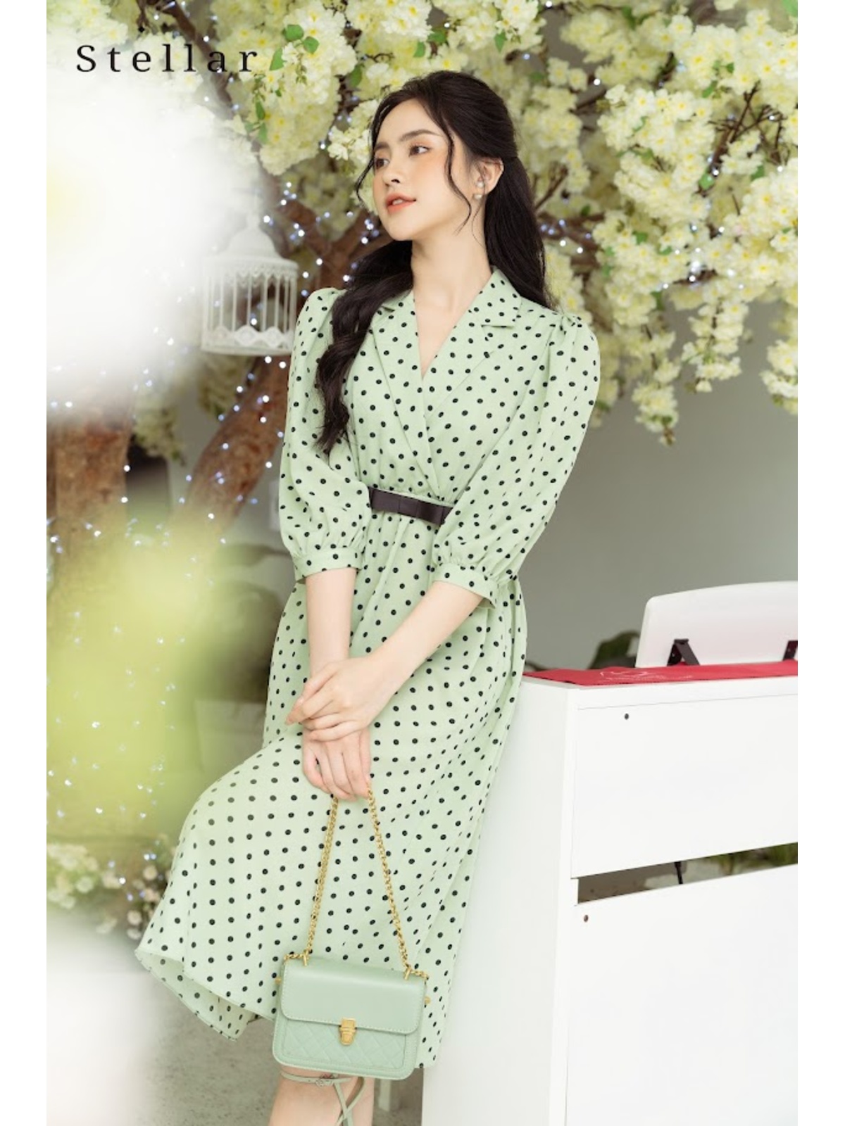 Đầm chấm bi cổ vest xanh bơ