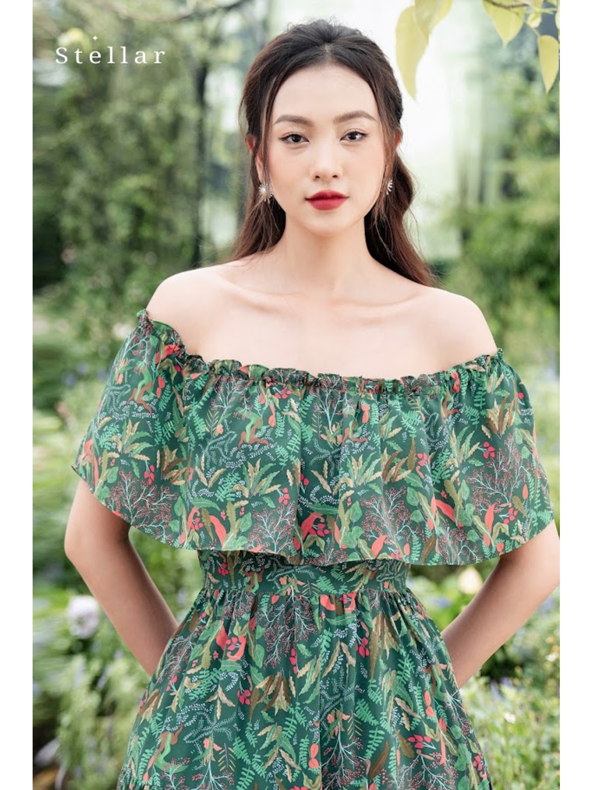 Đầm maxi trễ vai lụa hoạ tiết hoa lá xanh lá cây