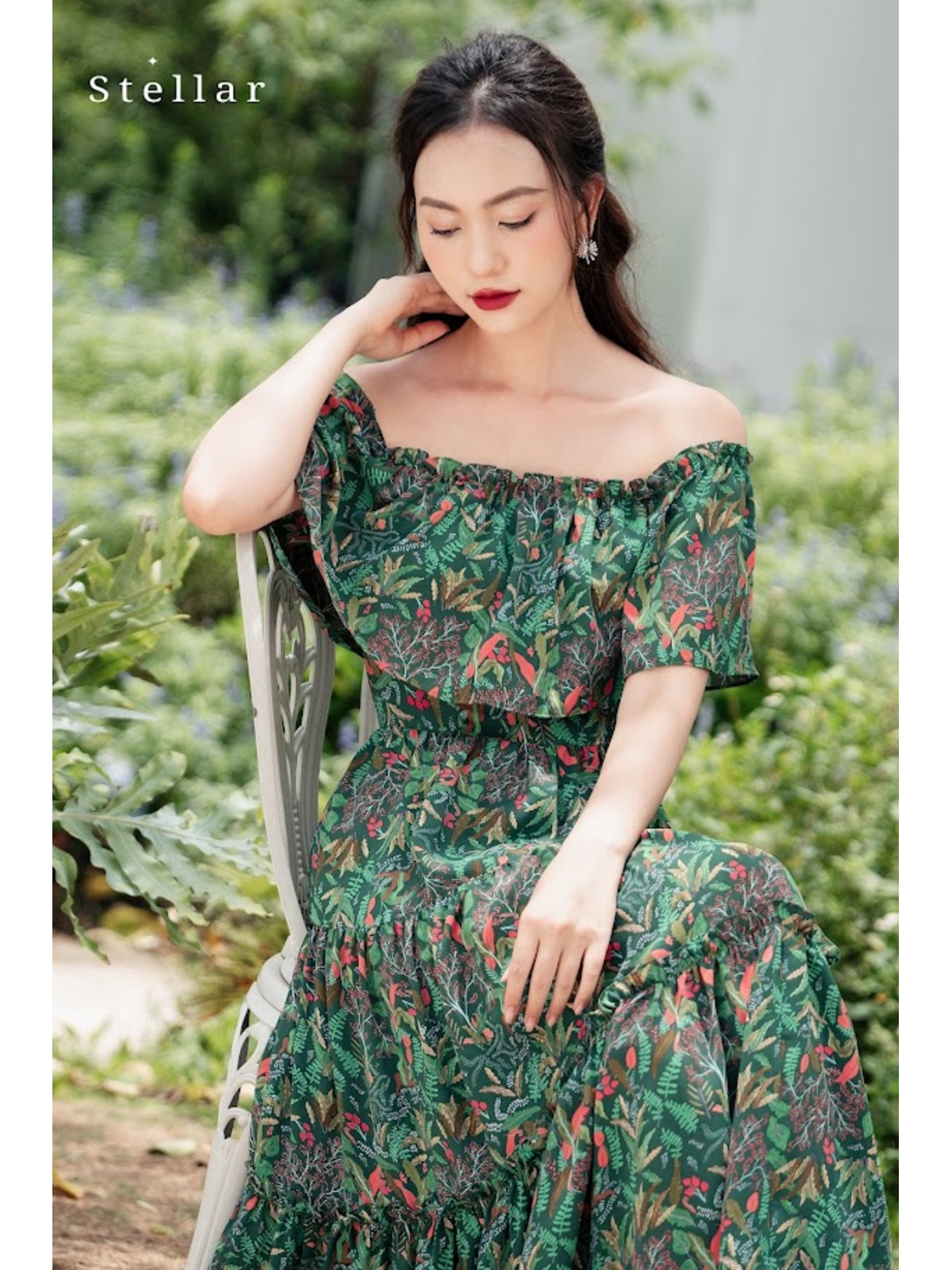 Đầm maxi trễ vai lụa hoạ tiết hoa lá xanh lá cây