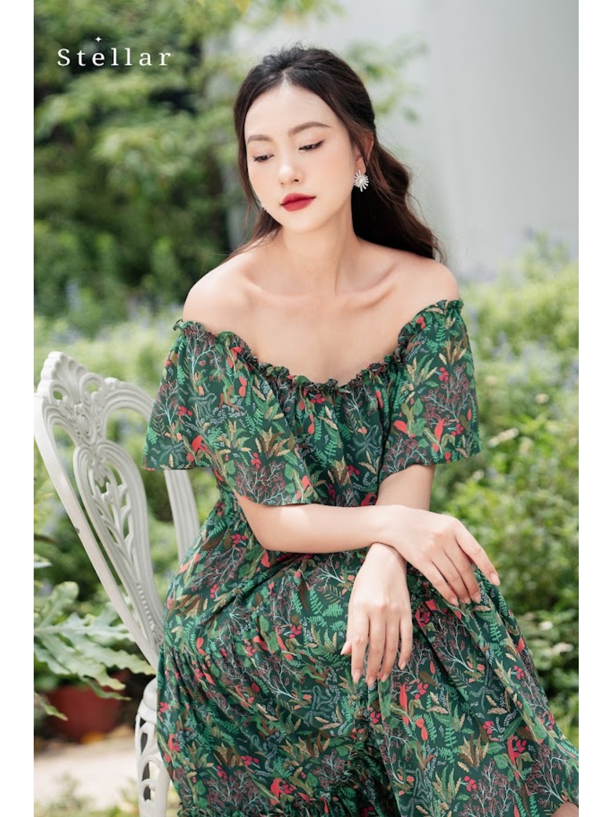 Đầm maxi trễ vai lụa hoạ tiết hoa lá xanh lá cây