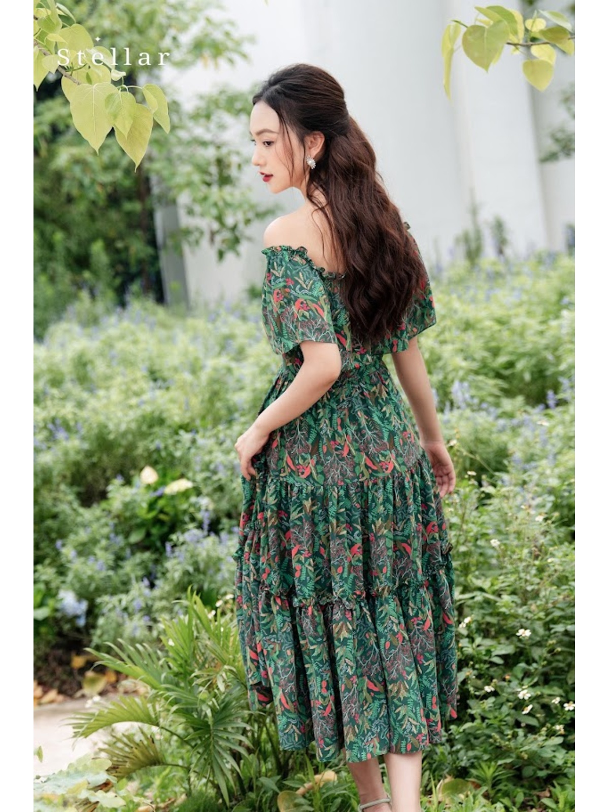 Đầm maxi trễ vai lụa hoạ tiết hoa lá xanh lá cây