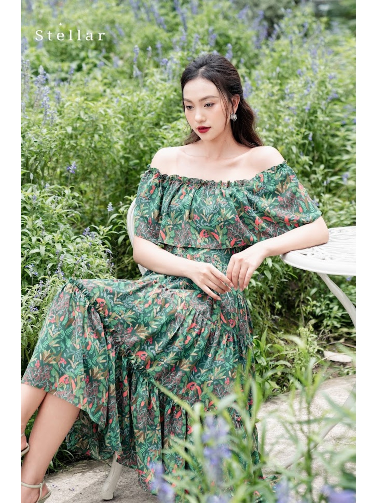 Đầm maxi trễ vai lụa hoạ tiết hoa lá xanh lá cây