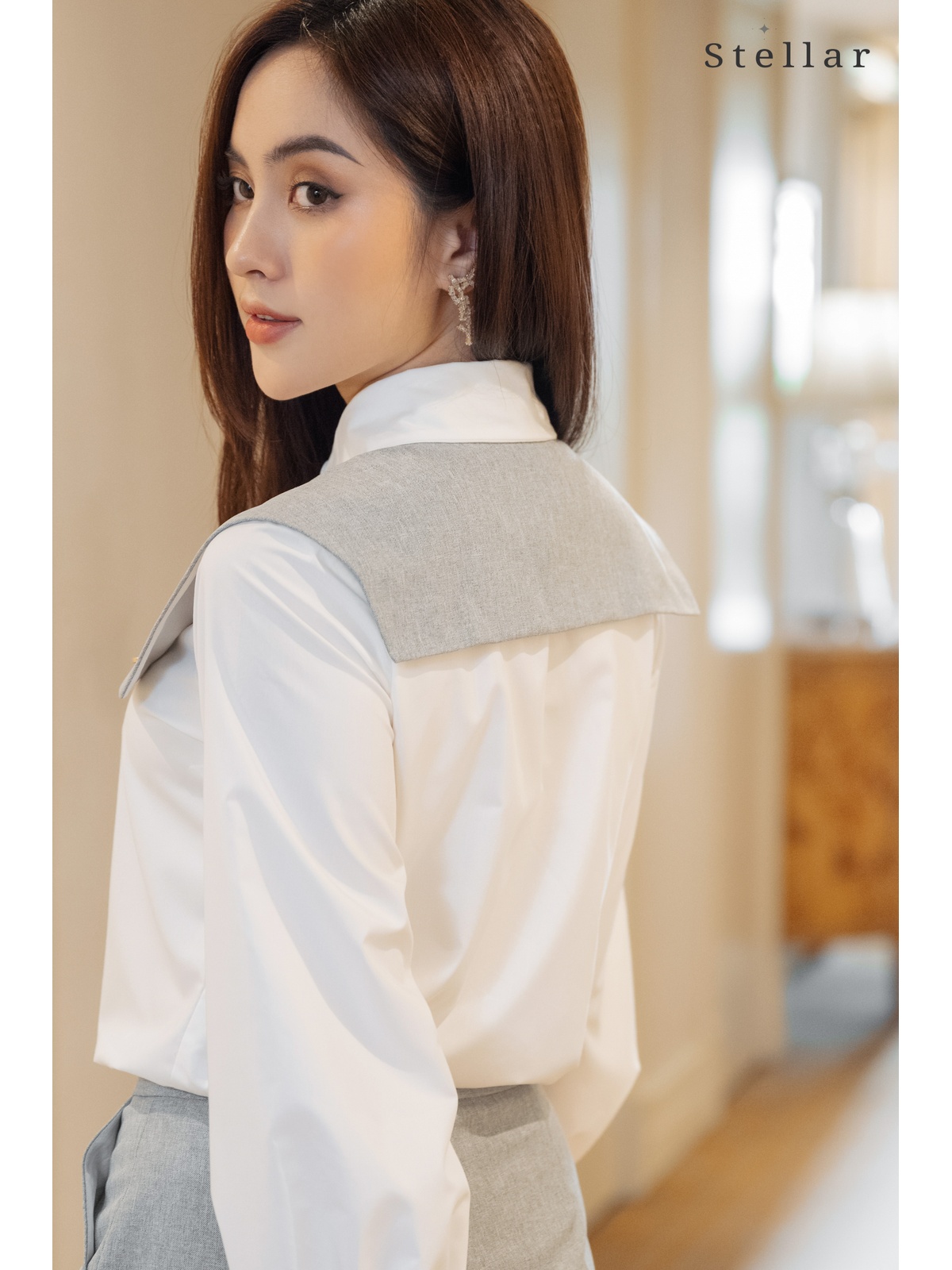 Áo sơ mi trắng, chất thô ướt, phối đáp vai vải ghi, cúc đồng