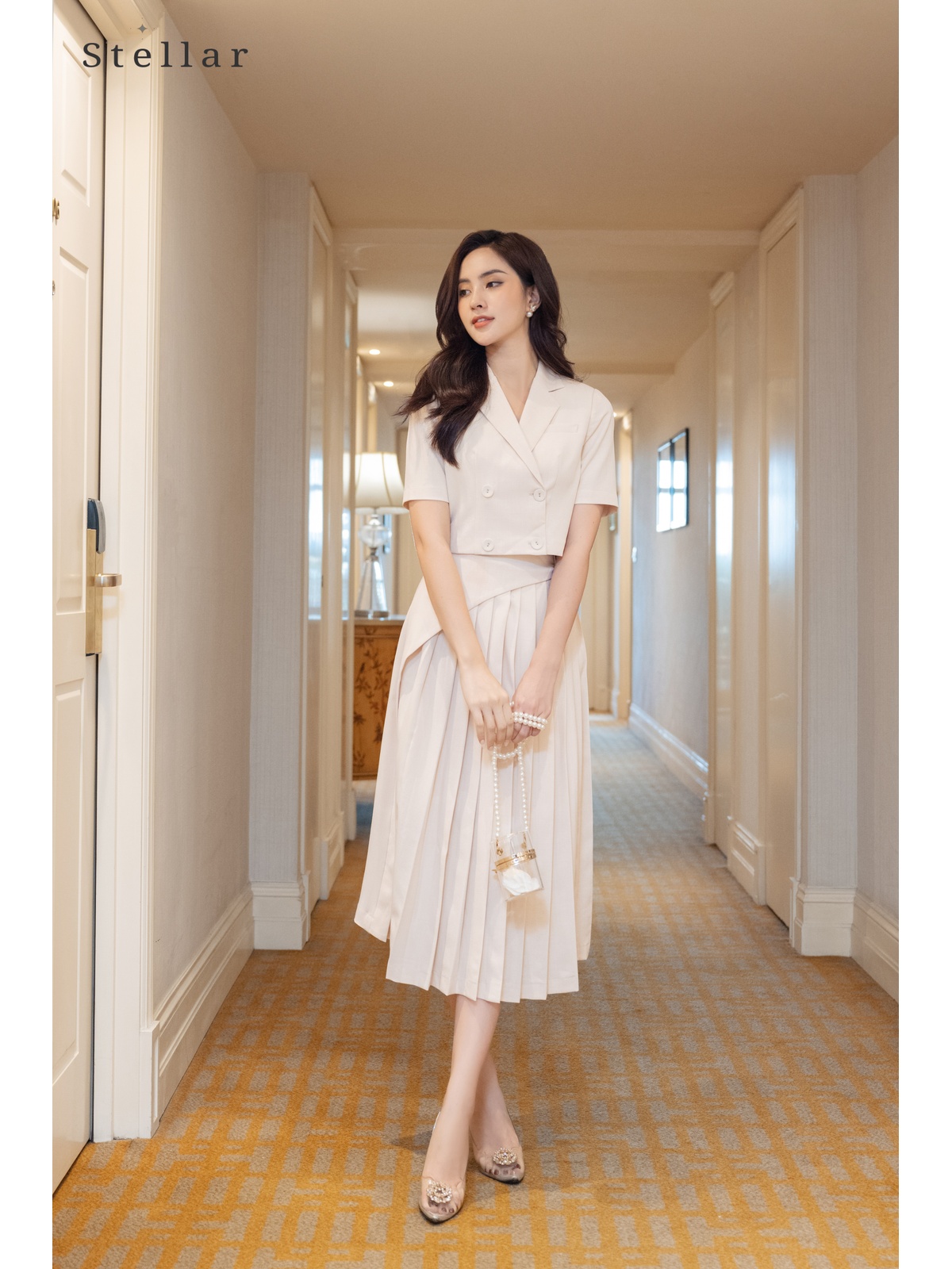 Bộ vest croptop màu trắng kem