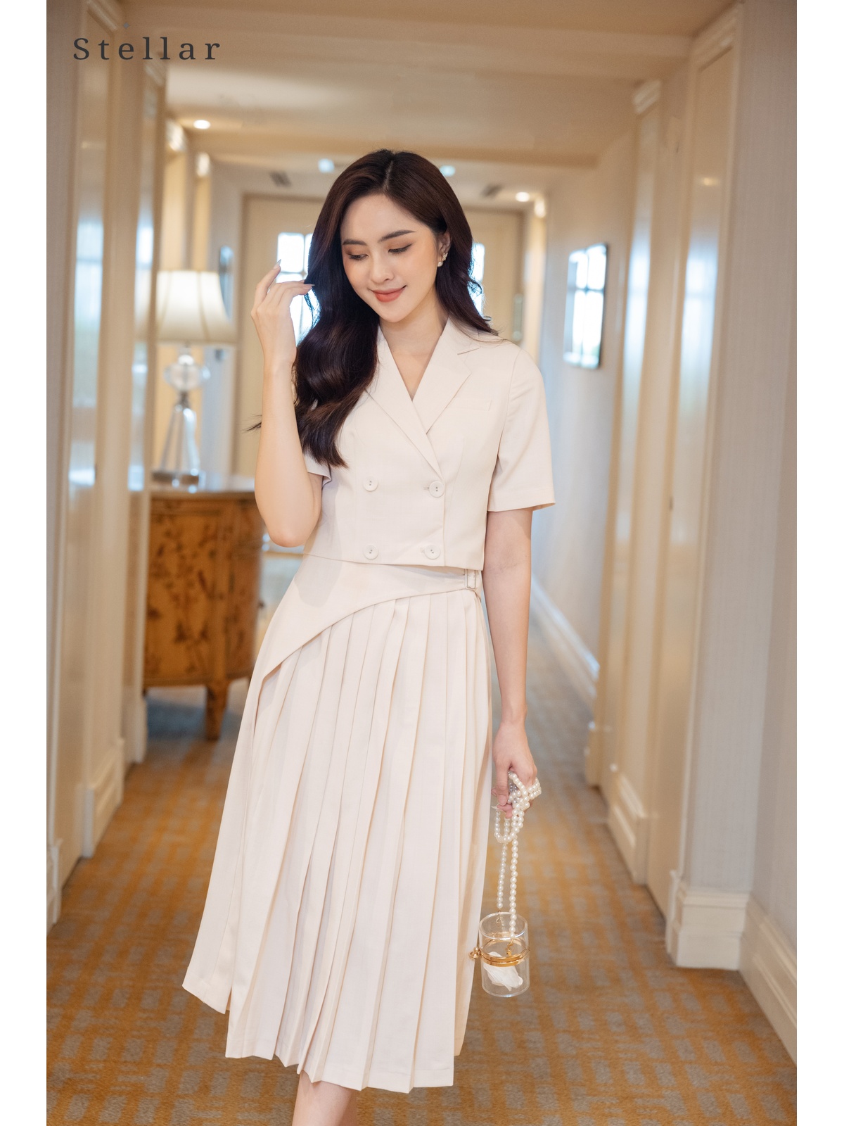 Bộ vest croptop màu trắng kem