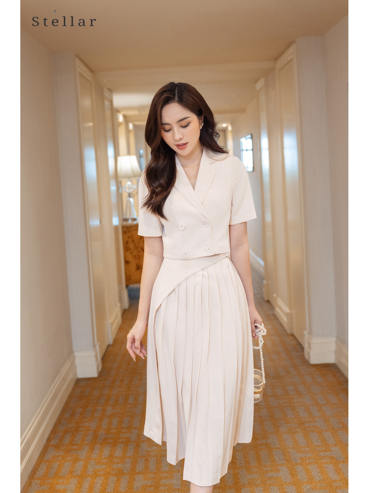 Bộ vest croptop màu trắng kem