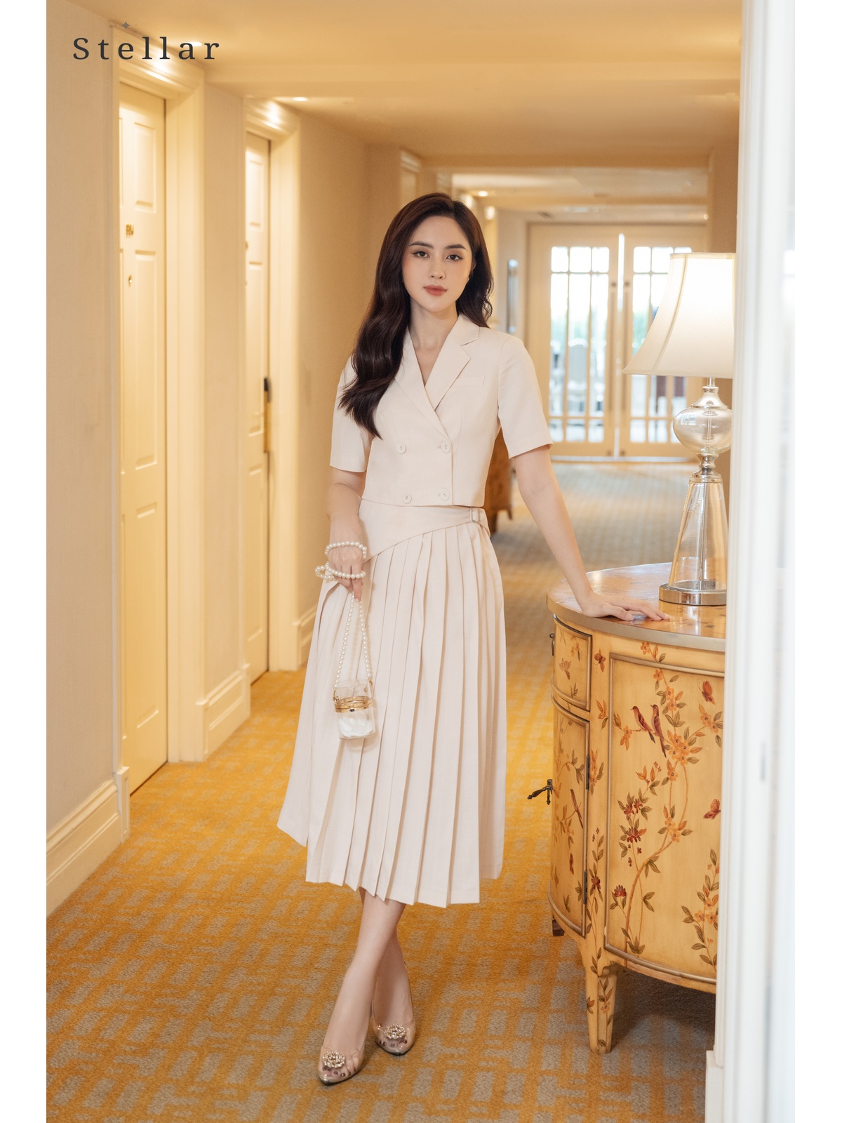 Bộ vest croptop màu trắng kem