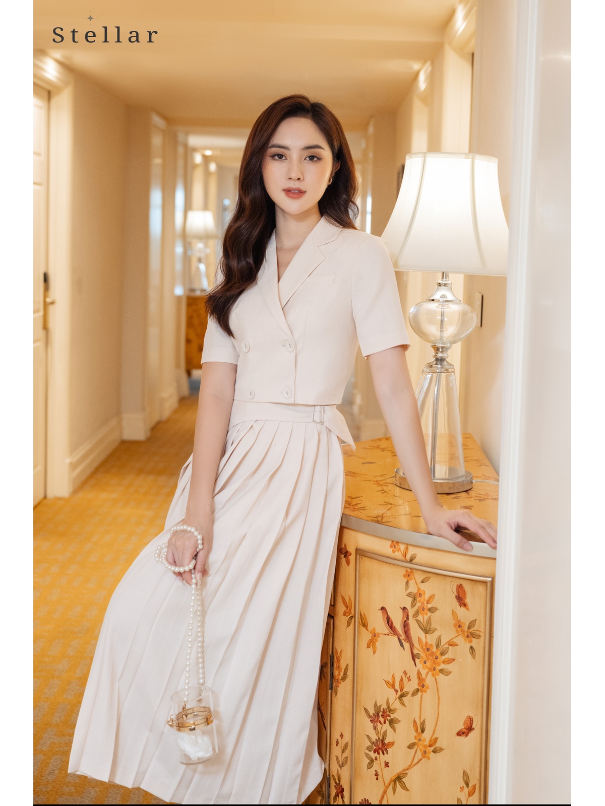 Bộ vest croptop màu trắng kem