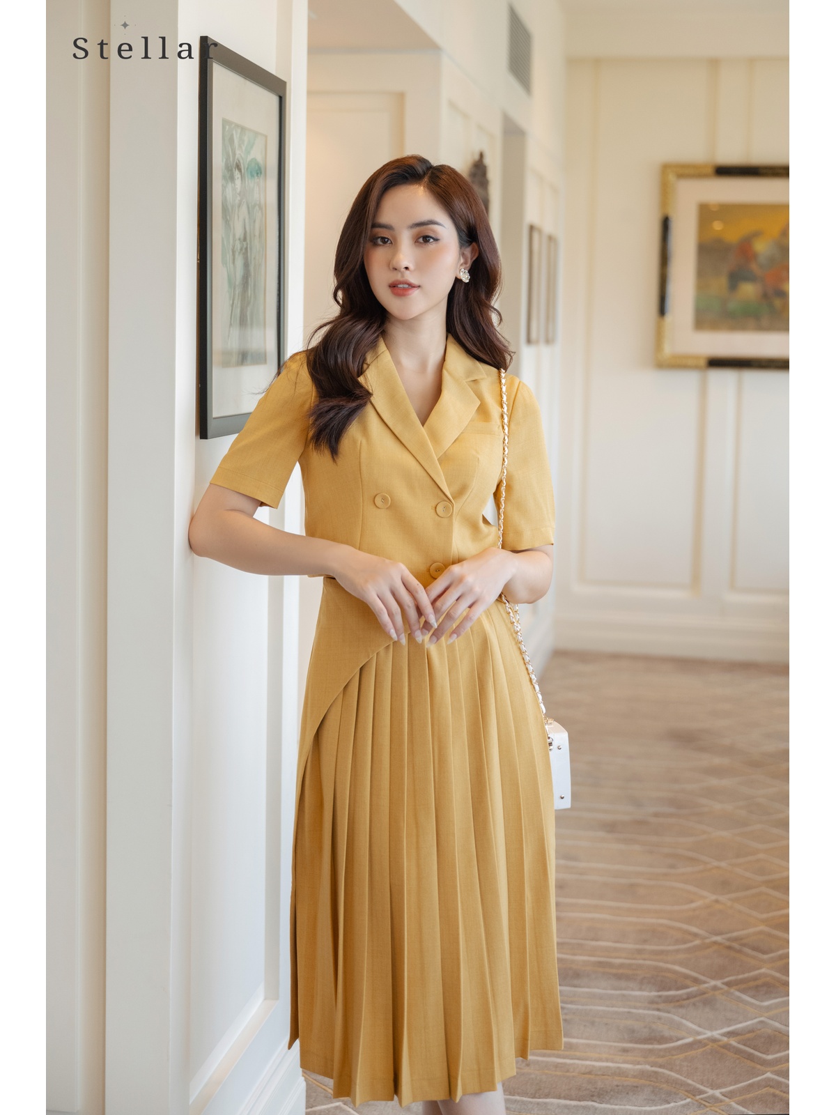 Bộ  vest croptop màu vàng, tay lỡ