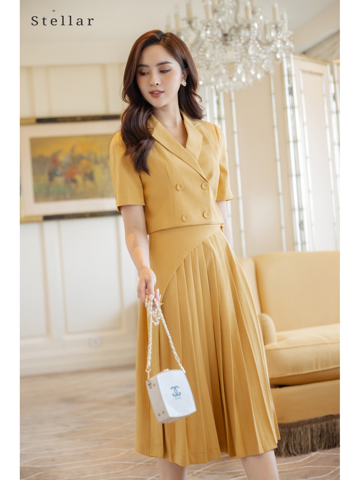 Bộ  vest croptop màu vàng, tay lỡ