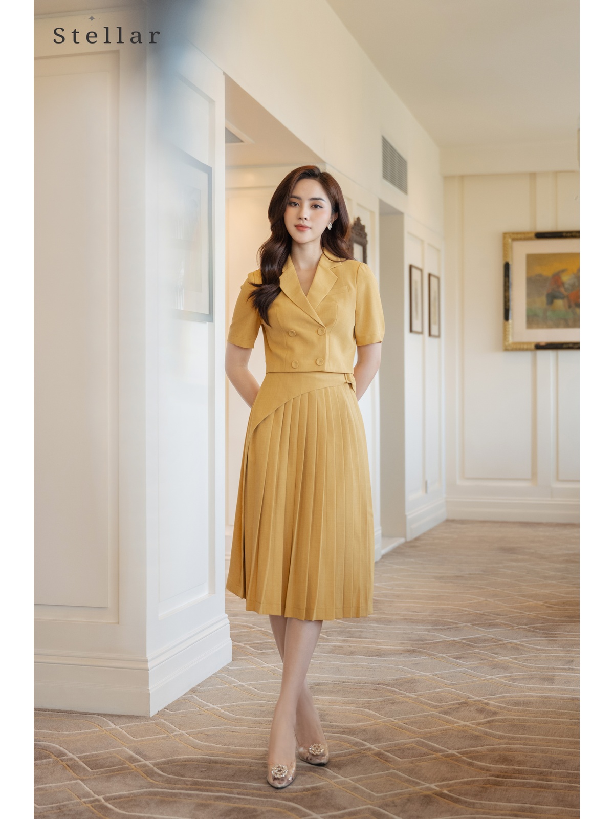 Bộ  vest croptop màu vàng, tay lỡ