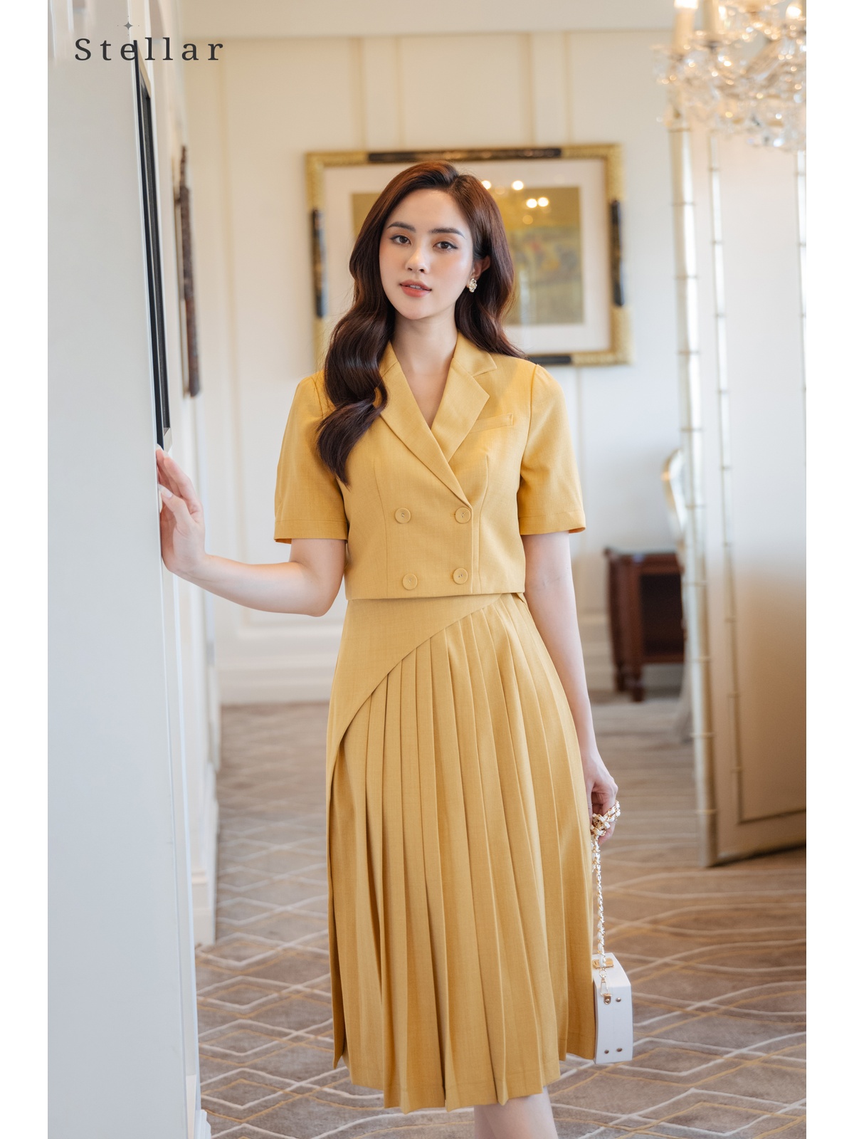 Bộ  vest croptop màu vàng, tay lỡ