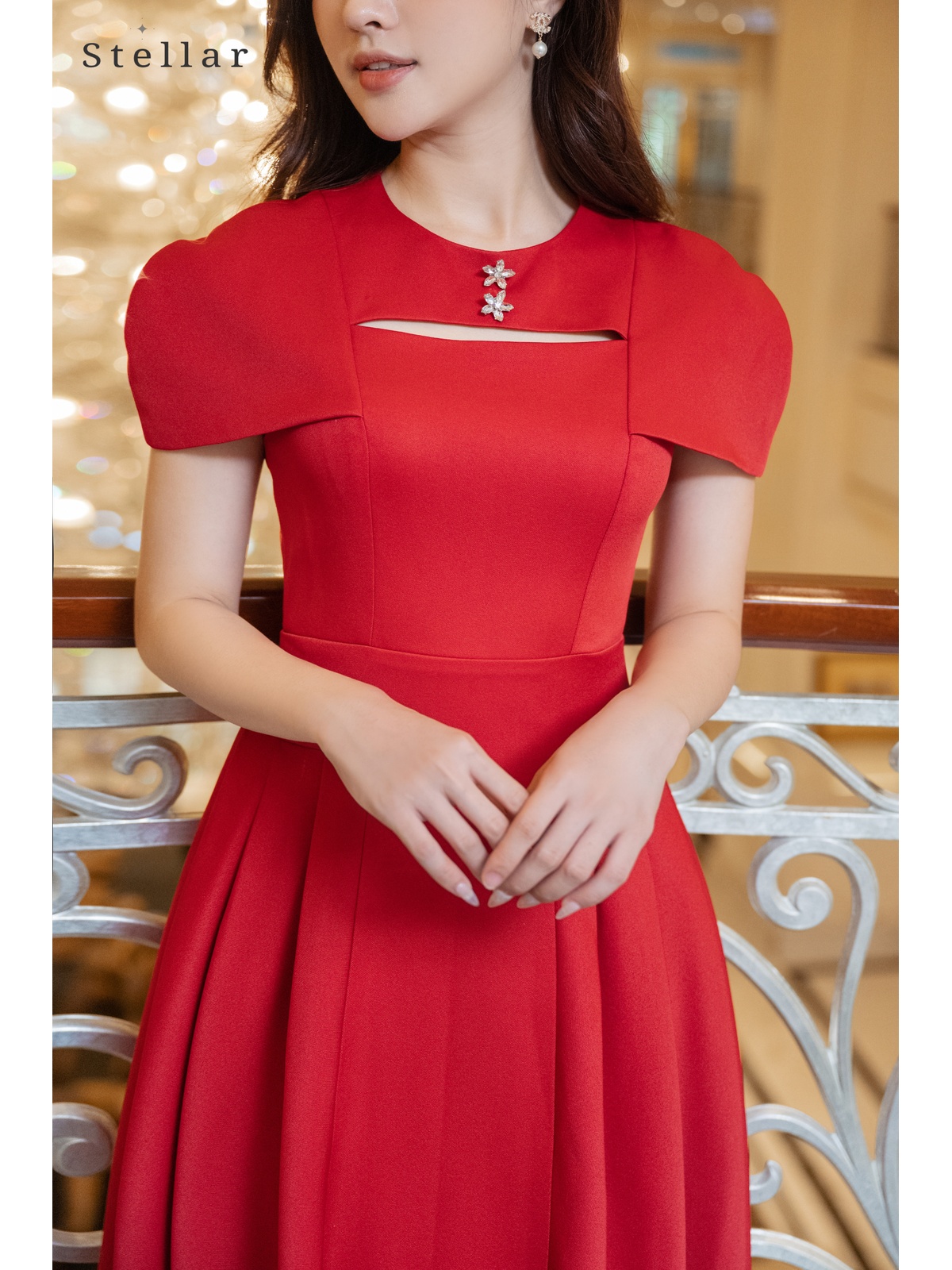 Đầm đỏ tay chờm cánh tiên 