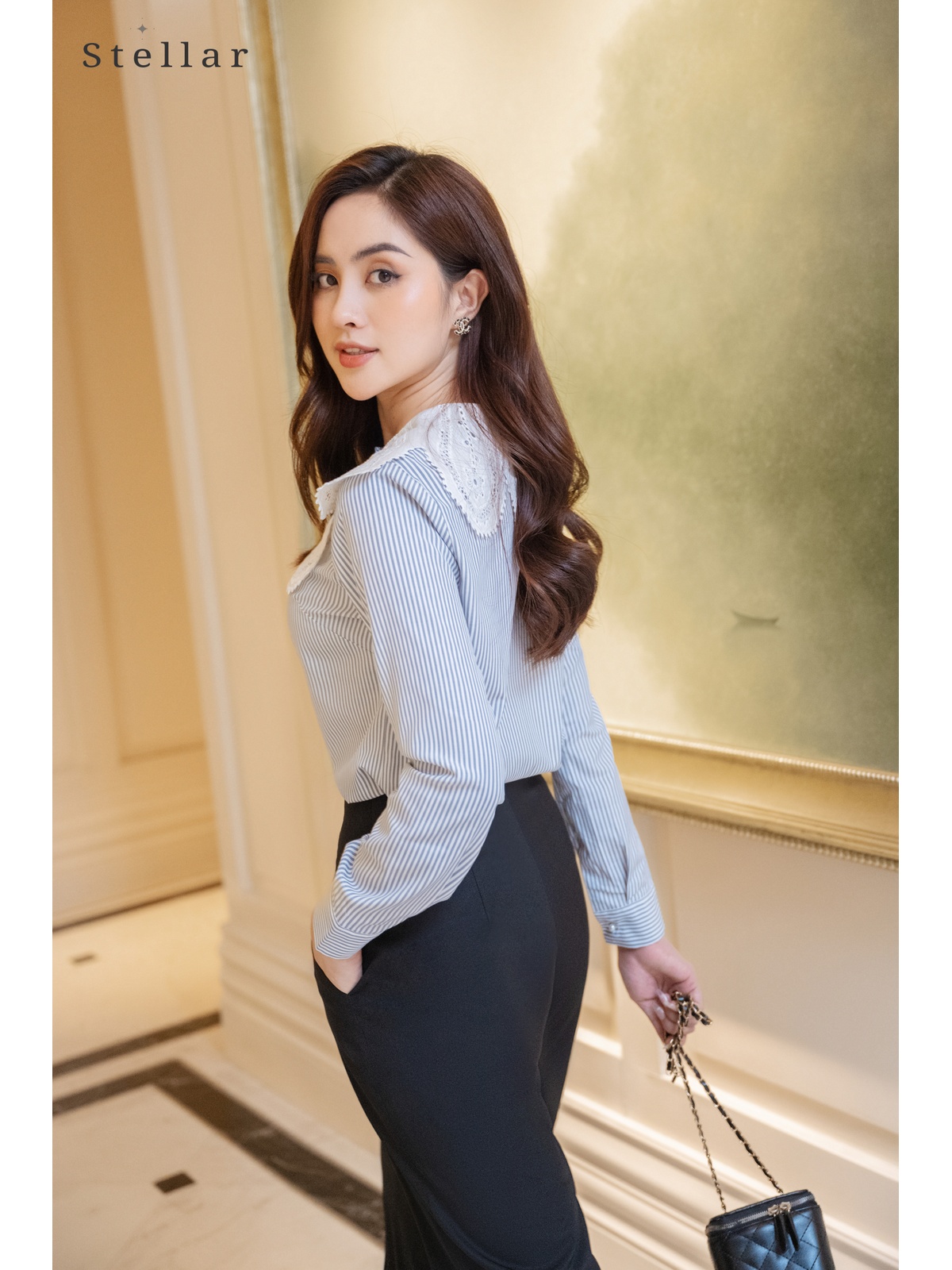 Áo sơ mi kẻ sọc phối cổ ren, cúc trai