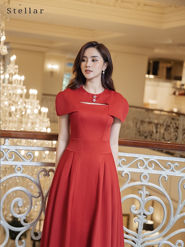 Đầm đỏ tay chờm cánh tiên 