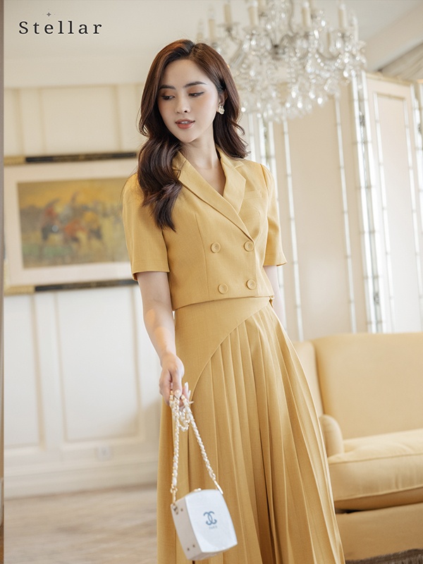 Bộ  vest croptop màu vàng, tay lỡ