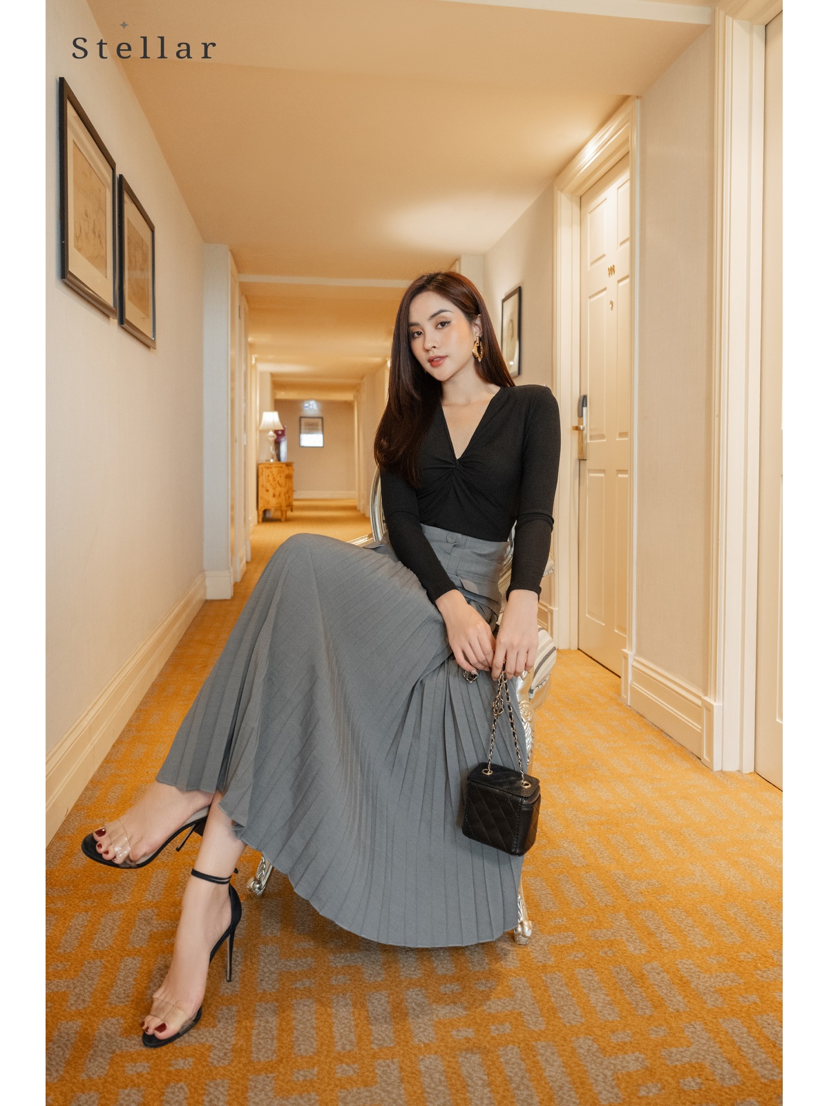 Chân váy xếp ly ghi đậm phối peplum