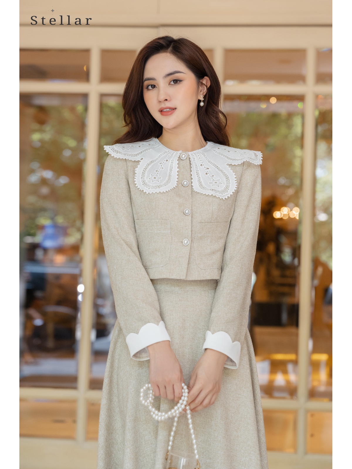 Áo vest dạ tweed be, phối cổ ren trắng
