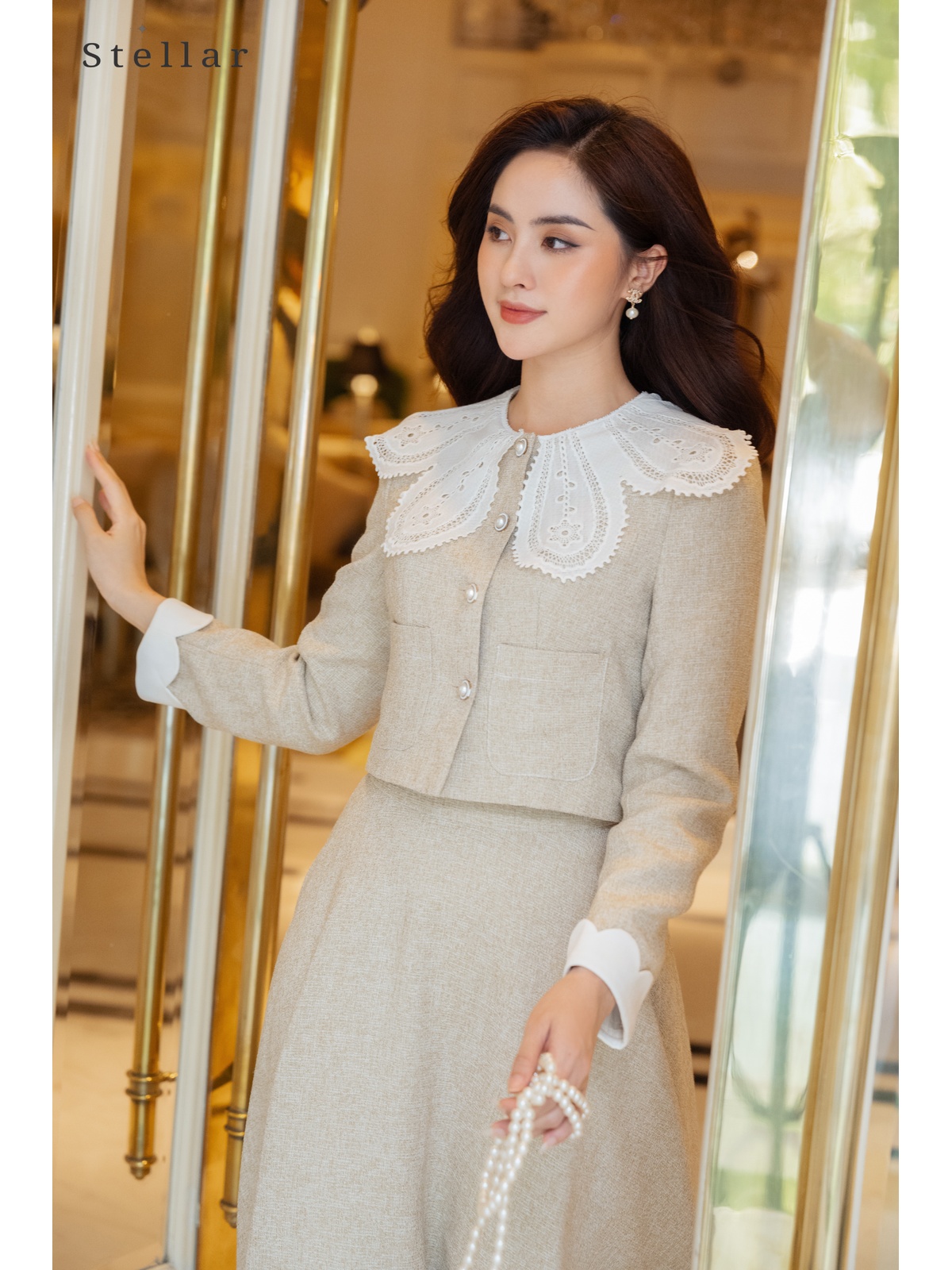 Áo vest dạ tweed be, phối cổ ren trắng