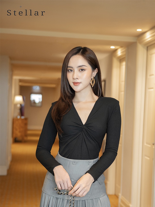 Áo thun tăm đen, cổ tim vặn xoắn, tay dài