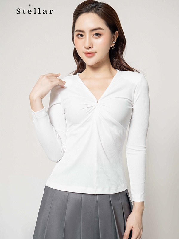 Áo thun tăm trắng, cổ tim vặn xoắn, tay dài