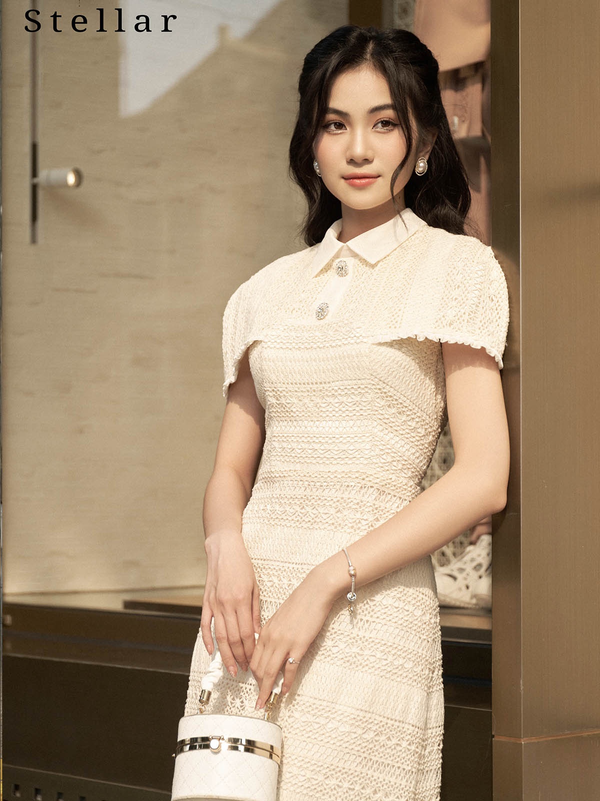 Đầm ren kem cổ đức