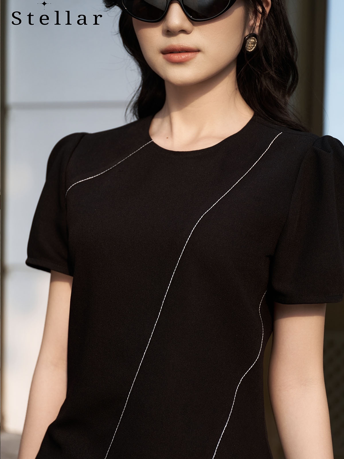 Áo đen đột chỉ trắng