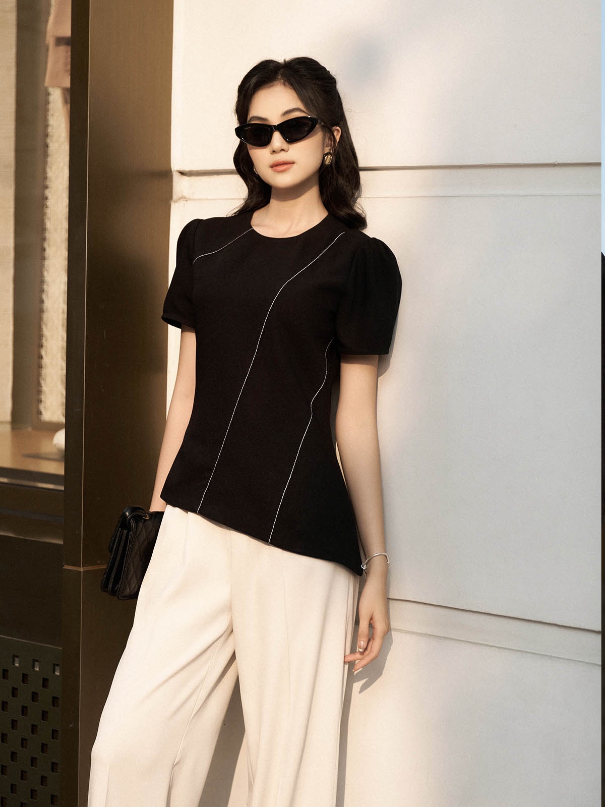 Áo đen đột chỉ trắng