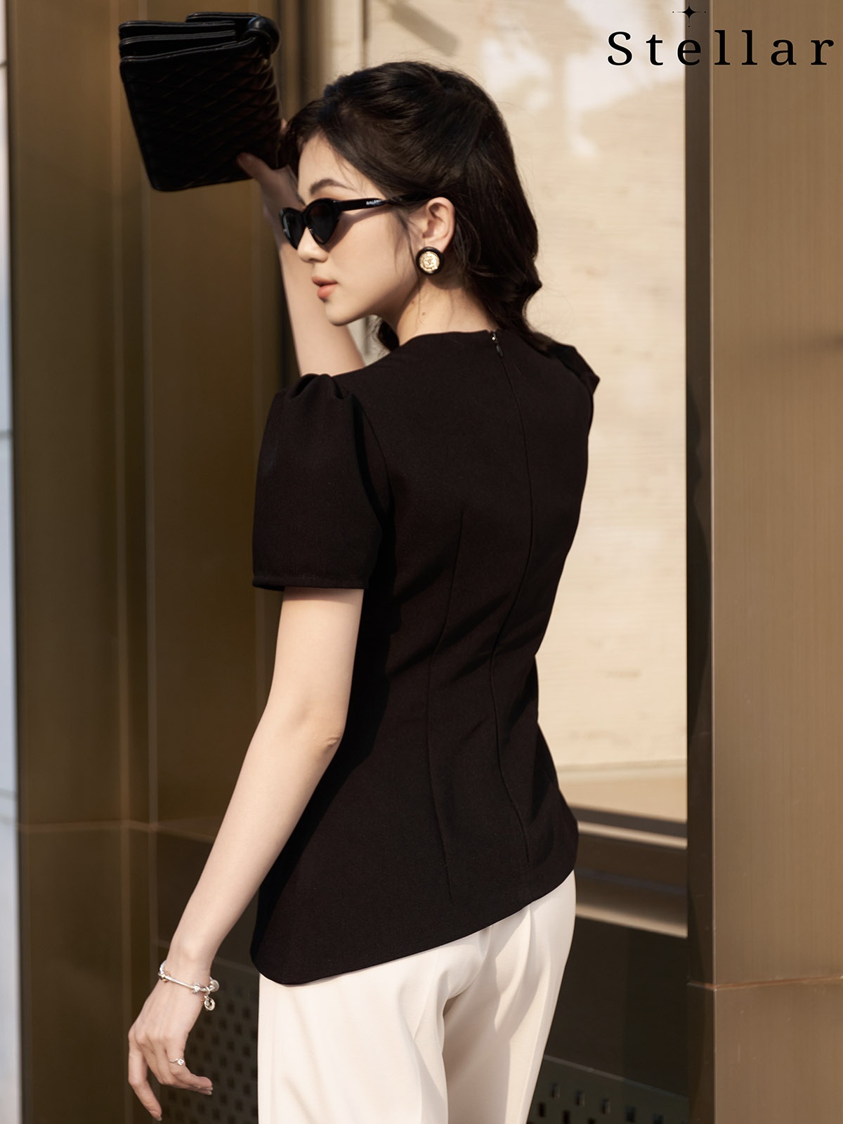 Áo đen đột chỉ trắng