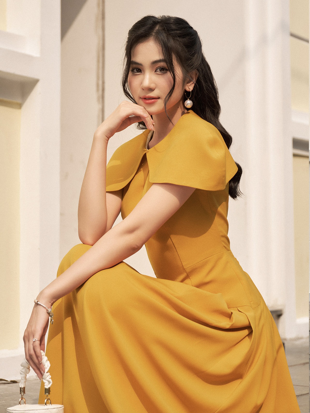 Đầm vàng dáng tay chờm